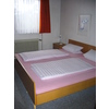Schlafzimmer mit Doppelbett