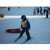 Kind übt Skifahren, Abfahrtspisten an der Schwarzwald-Hochstraße (B 500) mit Liftanlagen. Snowbord- und Skischulungen 