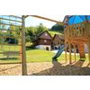 Blick auf Ferienhäuschen vom Kinderspielplatz aus